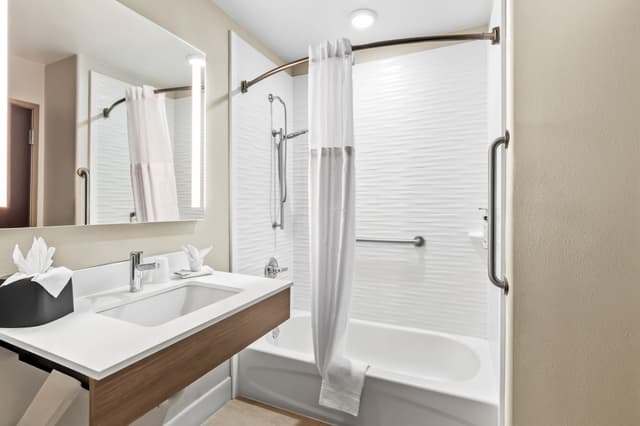 Deep soaking bathtub