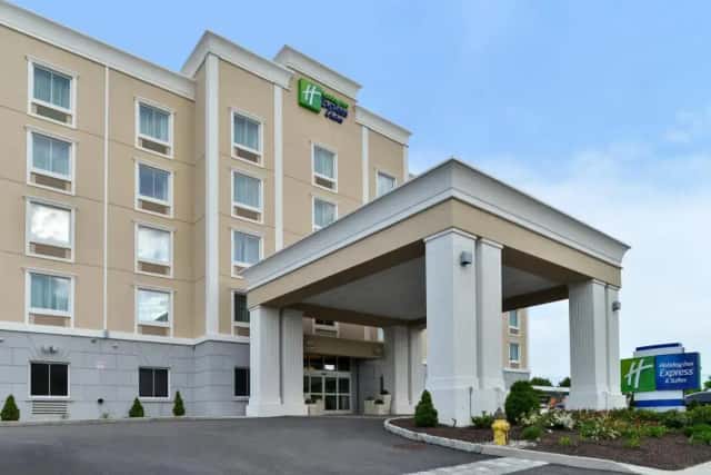 Holiday Inn Express & Suites Peekskill-lower Hudson Valley, An IHG Hotel — guest room