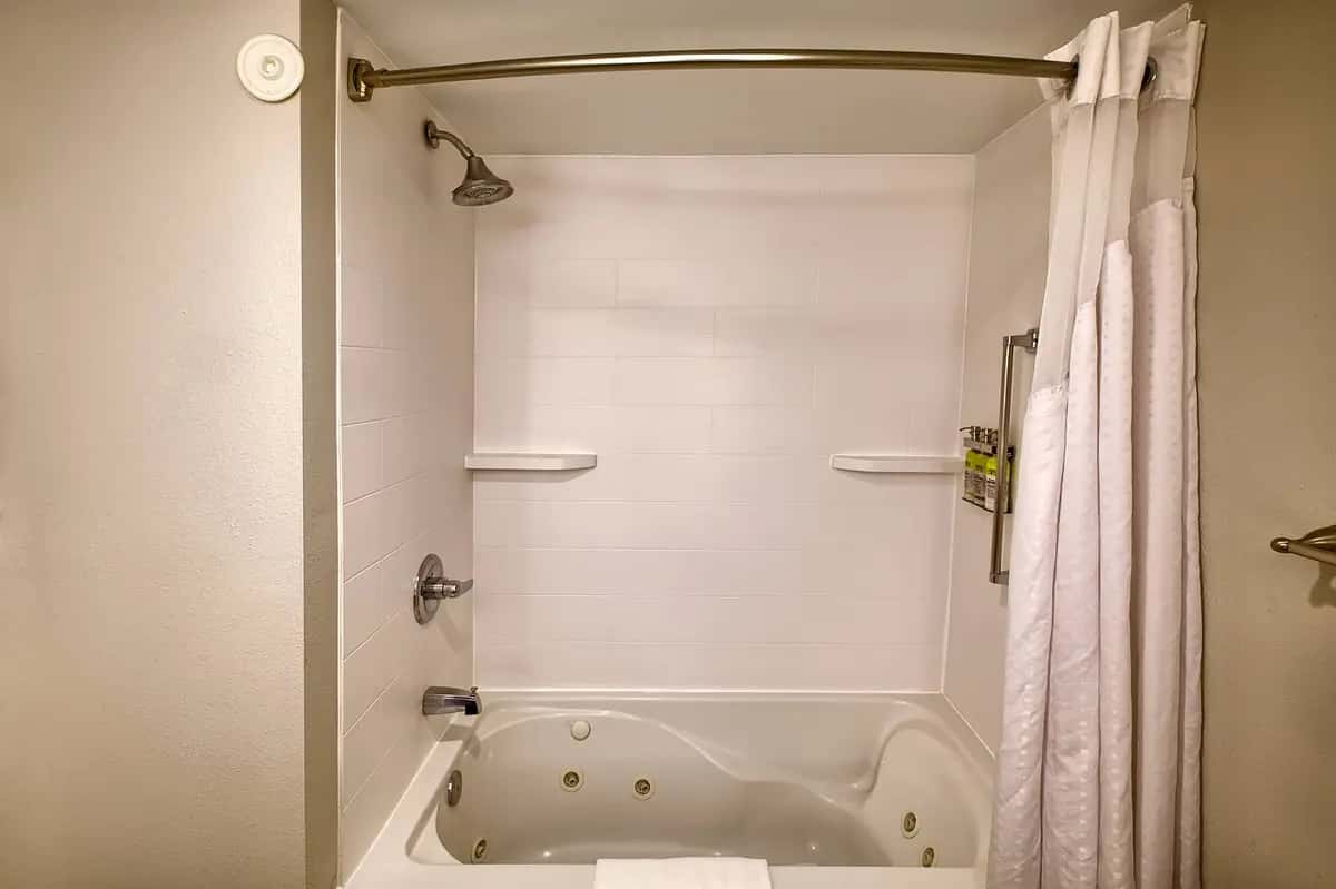 Holiday Inn Express & Suites Raleigh North – Wake Forest, an IHG Hotel — suite