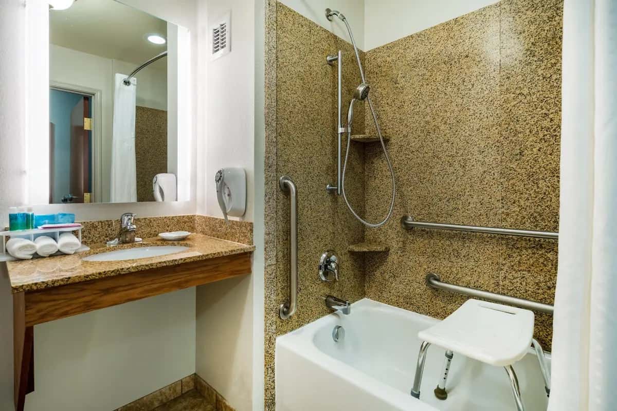 Deep soaking bathtub at Holiday Inn Express & Suites Rocky Mount/smith Mtn Lake By IHG