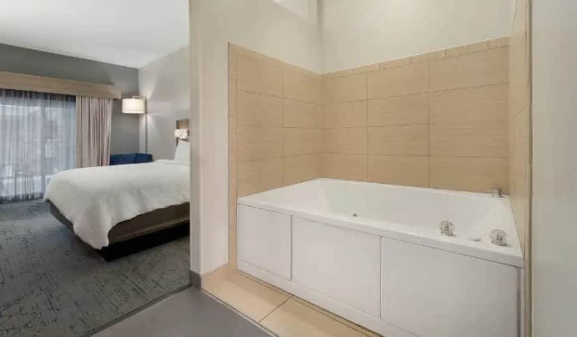 Holiday Inn Express & Suites Saginaw By IHG hotel photo 1 in Saginaw, Michigan