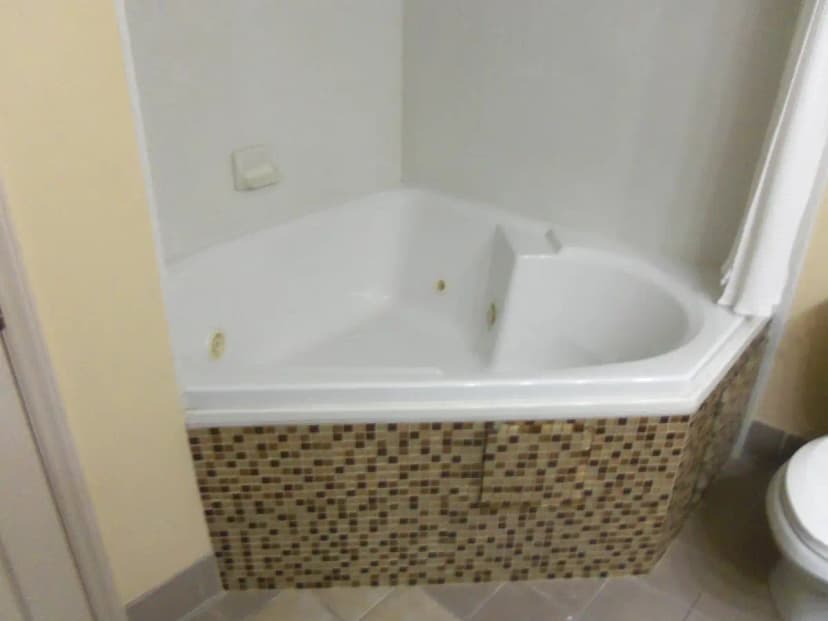 Hotels with jacuzzi in room in Sanford