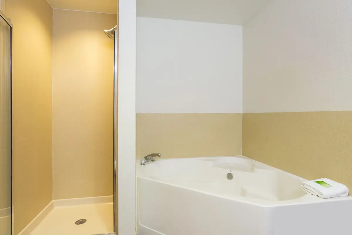 Hotels with jacuzzi in room in Silver Springs