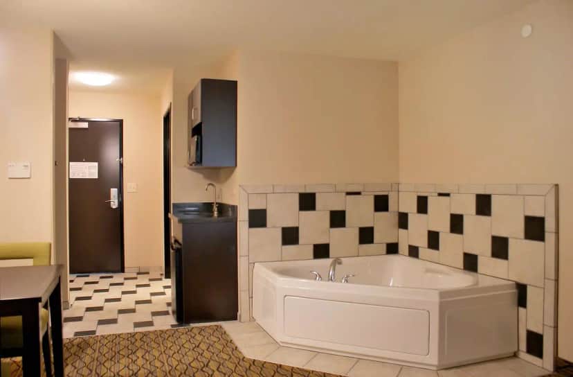 Holiday Inn Express & Suites Tulsa South Bixby, an IHG Hotel hotel photo 1 in Tulsa, Oklahoma