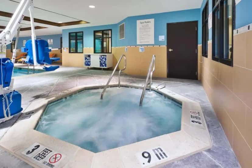 In-room hot tub at Holiday Inn Express & Suites Warminster - Horsham By IHG in Warminster, PA
