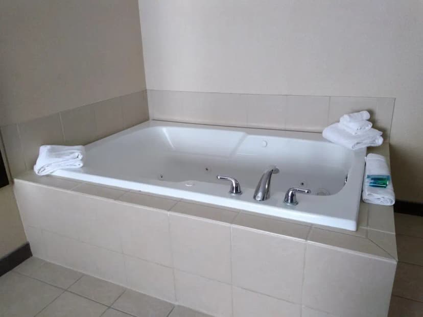Hotels with jacuzzi in room in Waterford