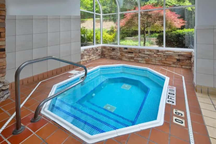 In-room hot tub at Holiday Inn Express & Suites Youngstown N (warren/niles), An Ihg Hotel in Warren, OH