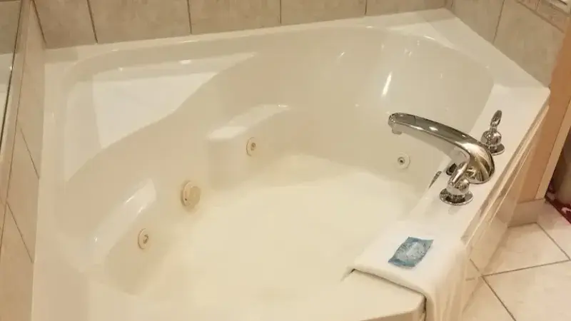 In-room hot tub at Holiday Inn Express & Suites Youngstown N (warren/niles), An Ihg Hotel in Warren, OH