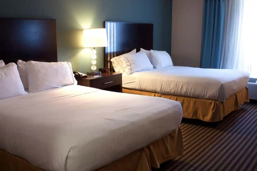 In-room hot tub at Holiday Inn Express & Suites Youngstown West - Austintown By IHG in Youngstown, OH