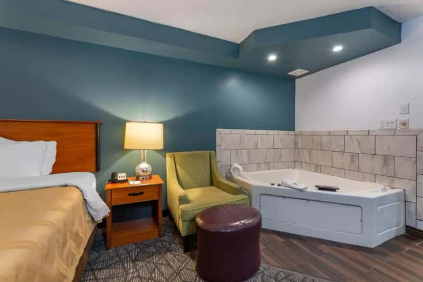 In-room hot tub at Holiday Inn Express & Suites Youngstown West - Austintown By IHG in Youngstown, OH