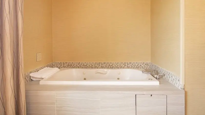 Hotels with jacuzzi in room in Castro Valley