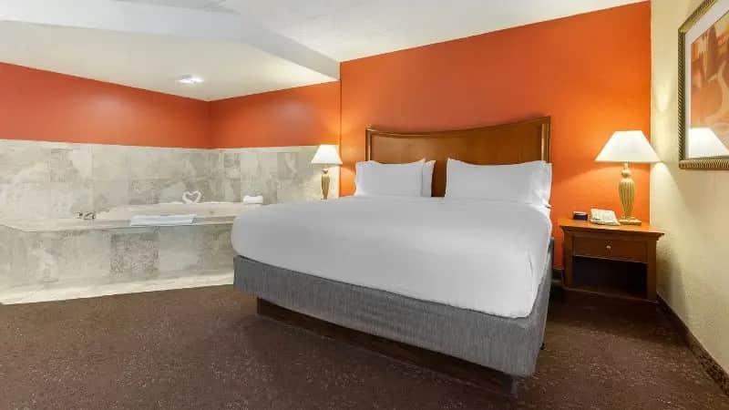 Holiday Inn Express Chicago-downers Grove By IHG hotel photo 1 in Downers Grove, Illinois