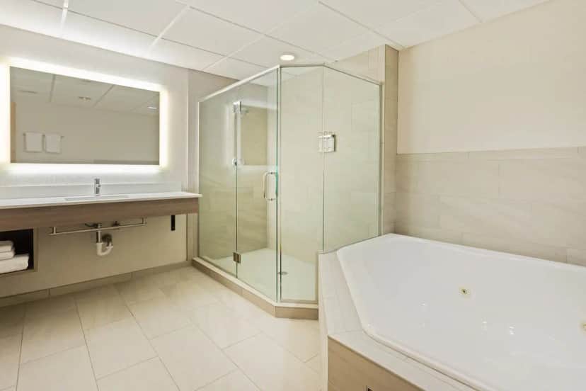 Holiday Inn Express Hauppauge hotel photo 1 in Hauppauge, New York