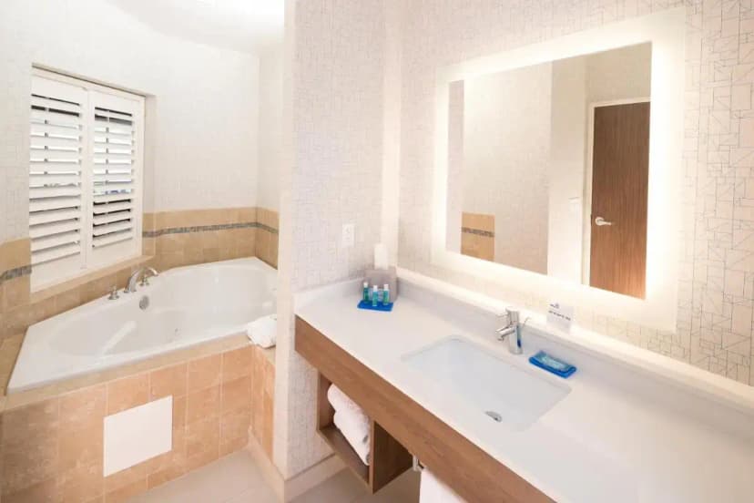 Hotels with jacuzzi in room in Bay City