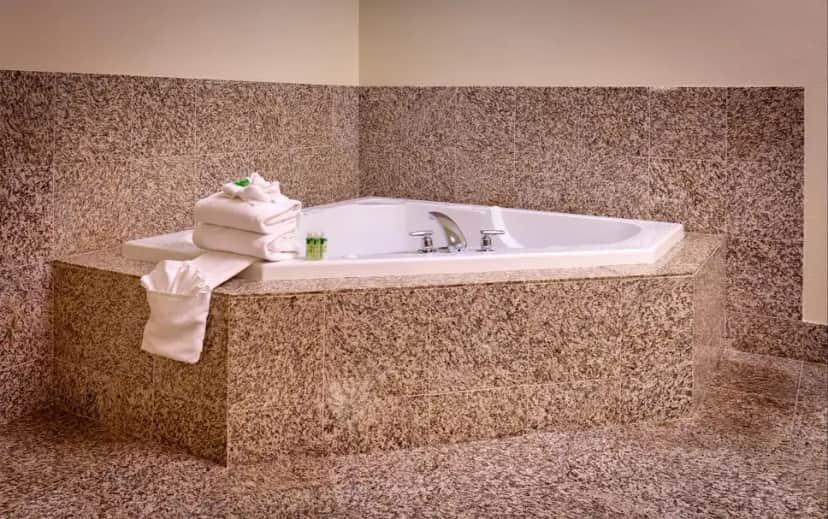 Holiday Inn Express Hotel and Suites Mesquite, an IHG Hotel — suite
