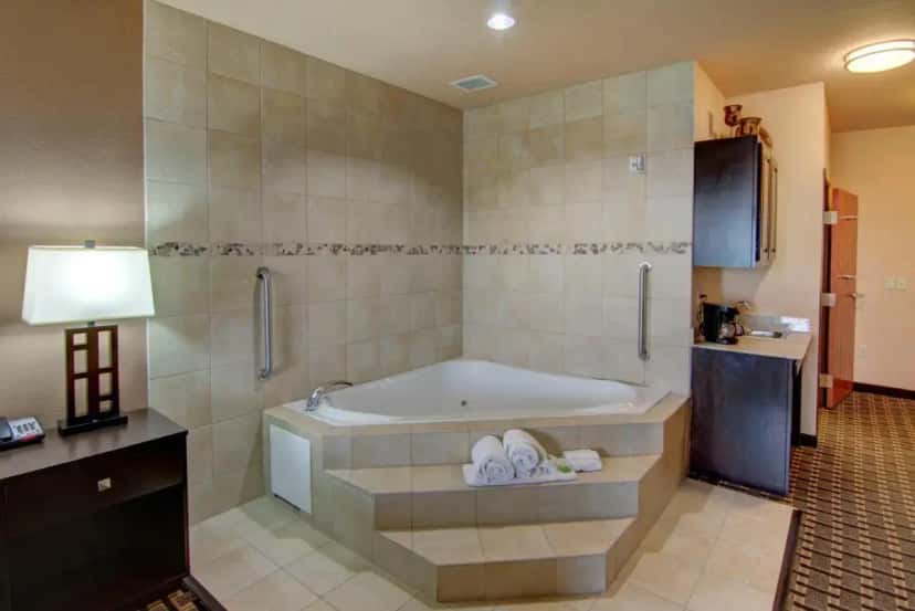 In-room hot tub at Holiday Inn Express Hotel & Suites Paris by IHG in Paris, AR