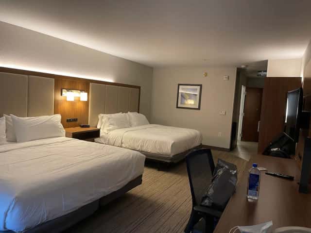 Holiday Inn Express Indianapolis - Southeast By IHG — guest room