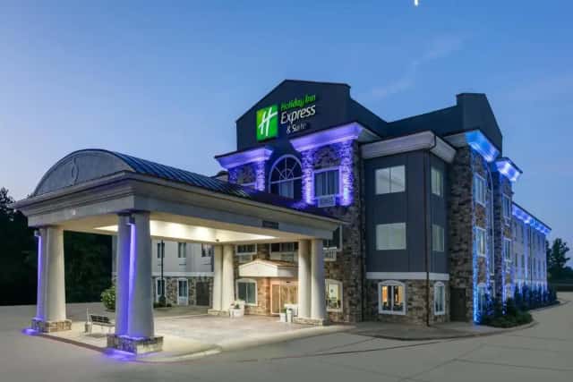 Holiday Inn Express Marshall, an IHG hotel — guest room