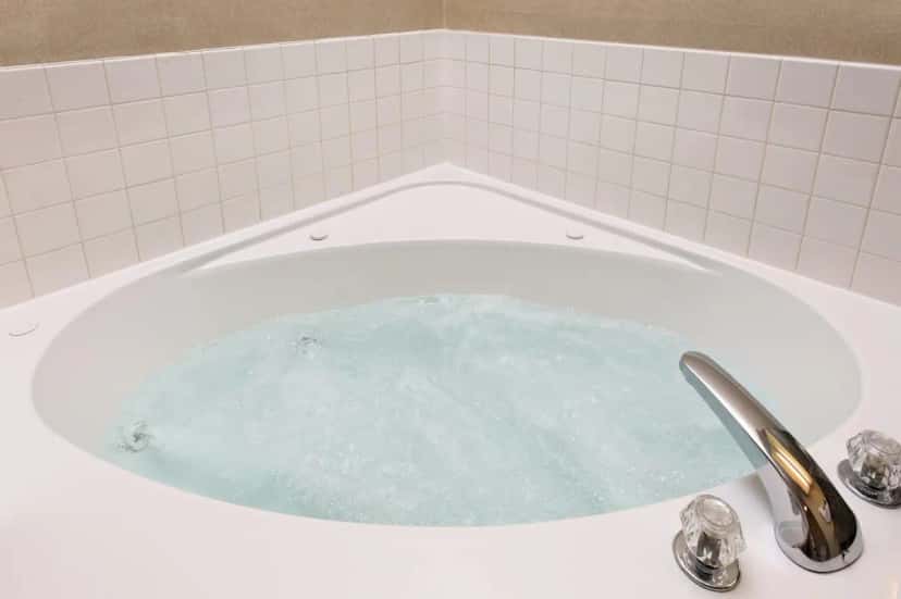 In-room hot tub at Holiday Inn Express Metropolis in Metropolis, IL