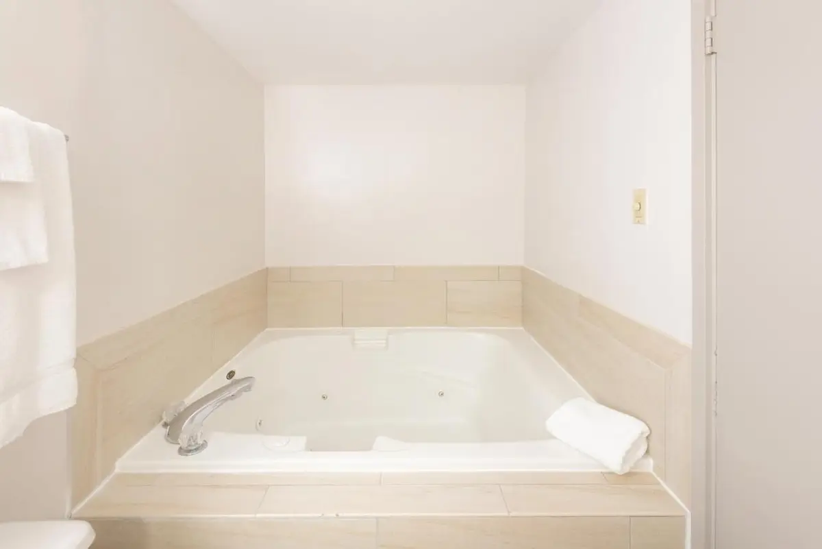 In-room hot tub at Holiday Inn Express Philadelphia NE – Bensalem in Bensalem, PA