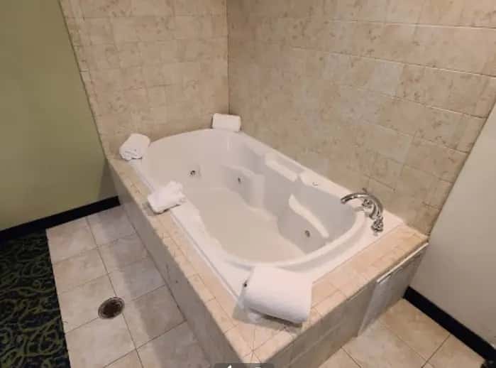 In-room hot tub at Holiday Inn Express Richmond By IHG in Richmond, IN