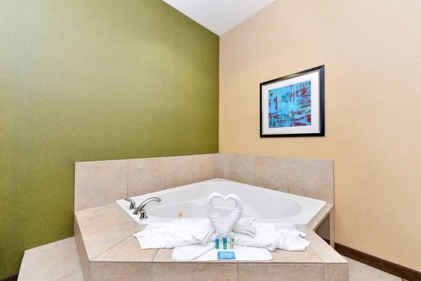 Hotels with jacuzzi in room in Woodland