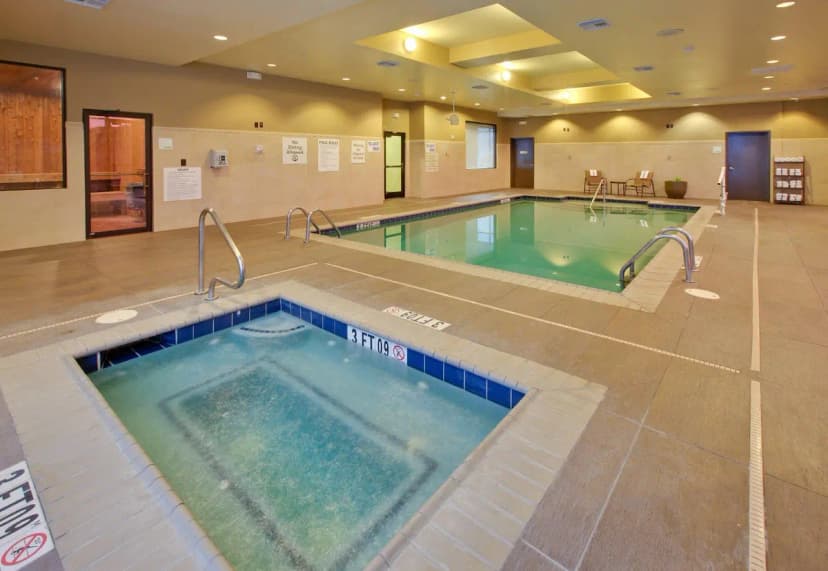 Hotels with jacuzzi in room in Channelview