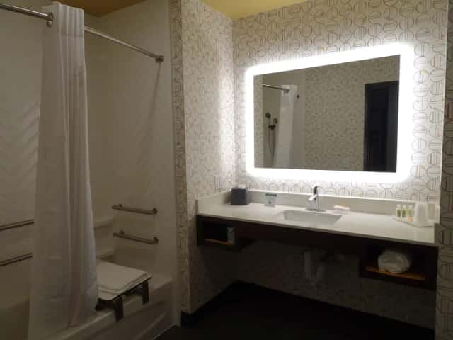 Holiday Inn Jonesboro By IHG — guest room