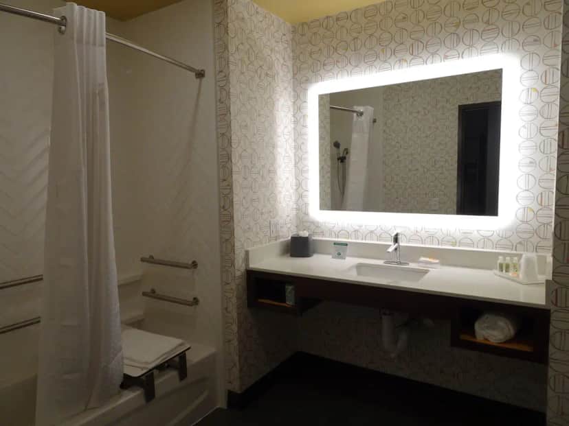 Holiday Inn Jonesboro By IHG — bathroom