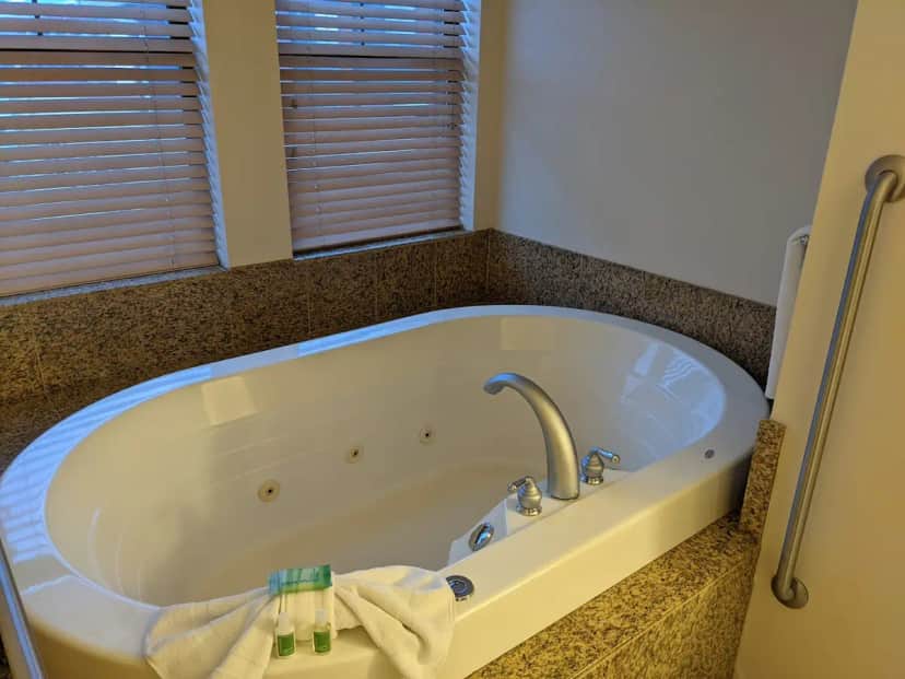 Holiday Inn Pewaukee-Milwaukee West hotel photo 1 in Pewaukee, Wisconsin