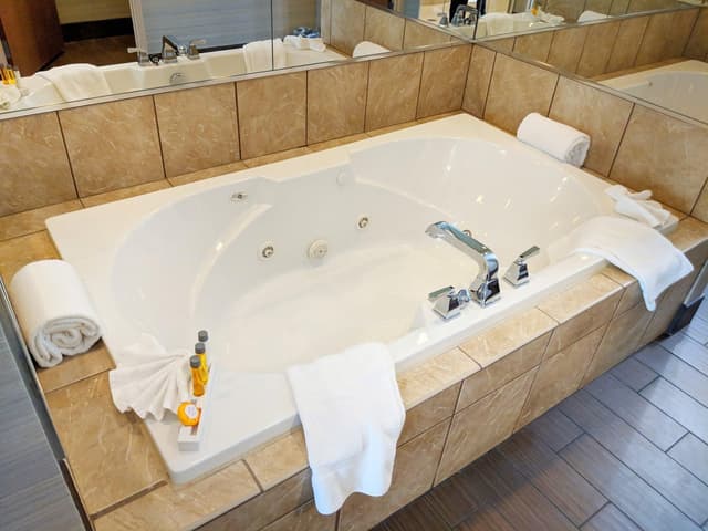 Jetted bathtub