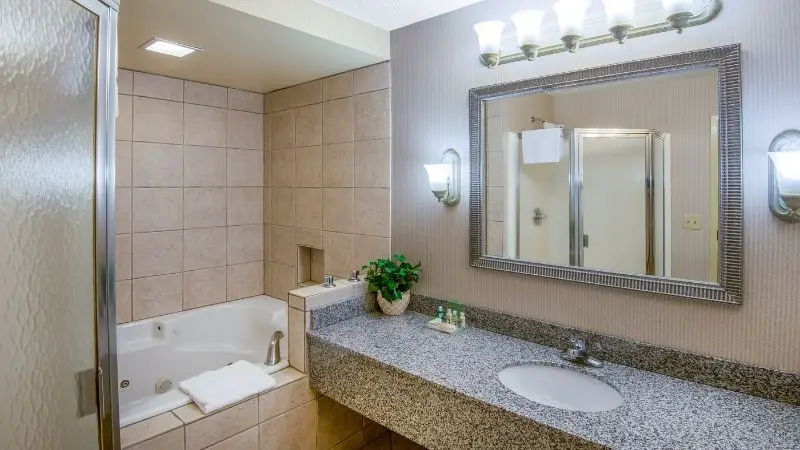 Hotels with jacuzzi in room in Riverton