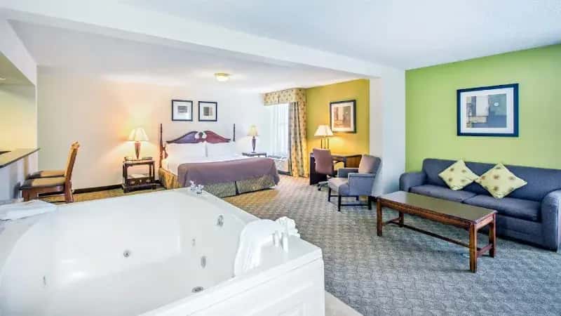 In-room hot tub at Holiday Inn Roanoke-tanglewood-rt 419&i581 by IHG in Roanoke, VA