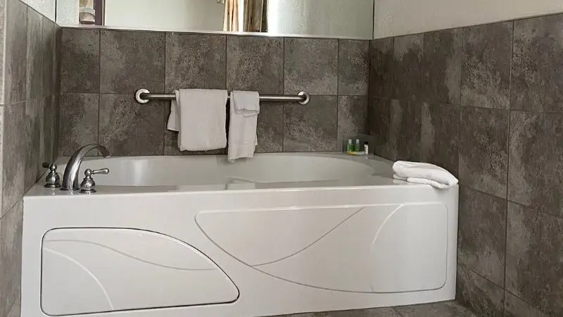 Hotels with jacuzzi in room in Rock Springs