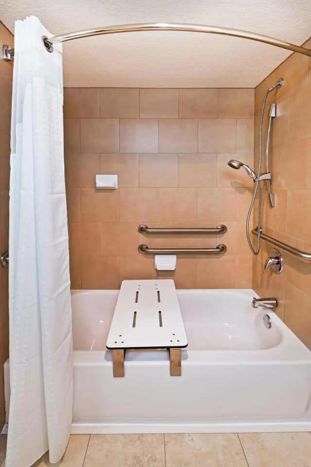 Jetted bathtub