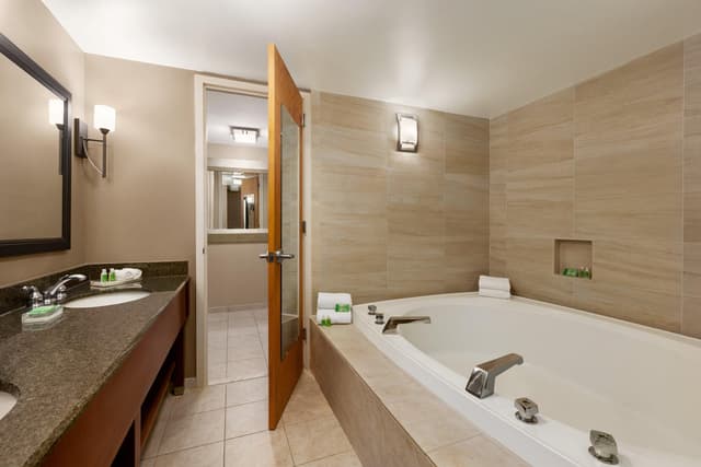 Deep soaking bathtub