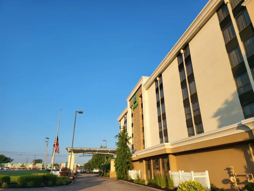 Hotels with jacuzzi in room in Boardman