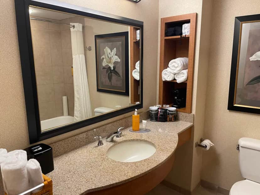 Hollywood Casino Bangor Hotel — bathroom
