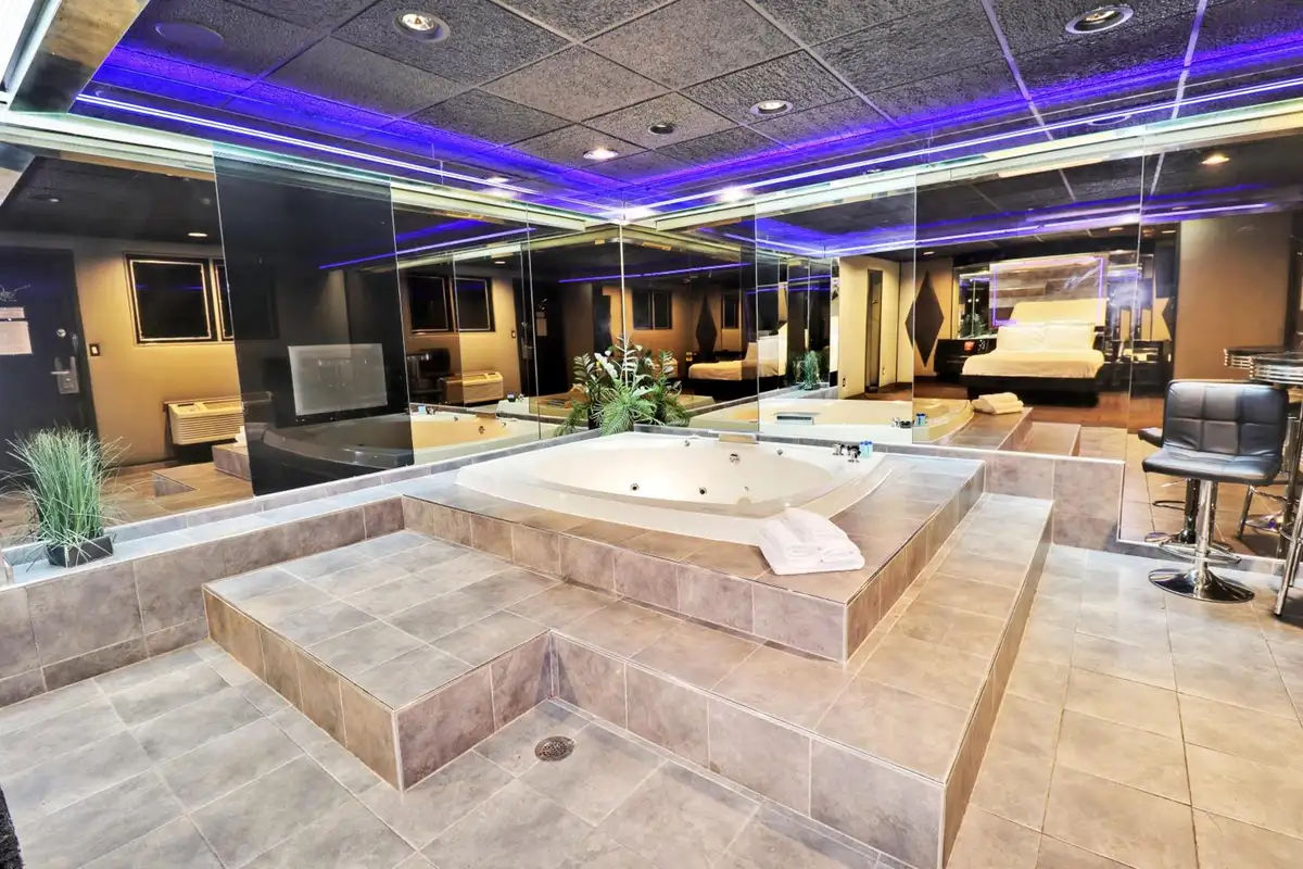 Hotels in Farmingdale with a jacuzzi in the room