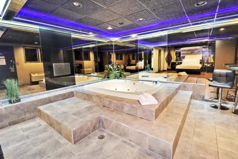 In-room hot tub at Hollywood Motel in Farmingdale, NY