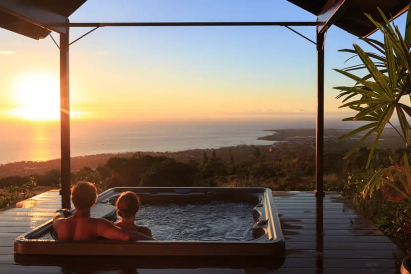 Hotels with jacuzzi in room in Holualoa