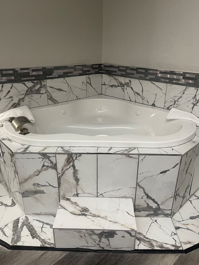 Jetted bathtub