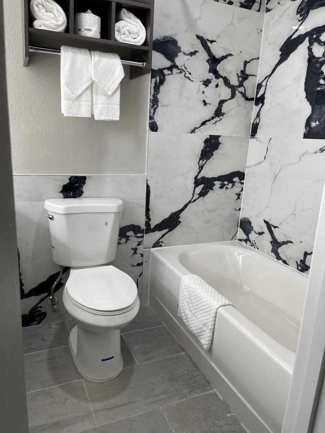 Deep soaking bathtub
