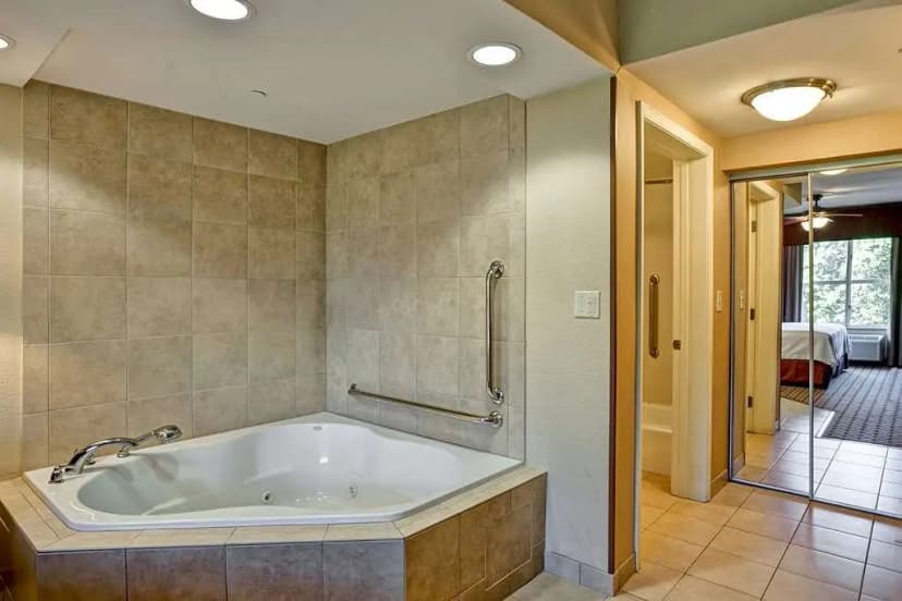 Hotels with jacuzzi in room in Bel Air