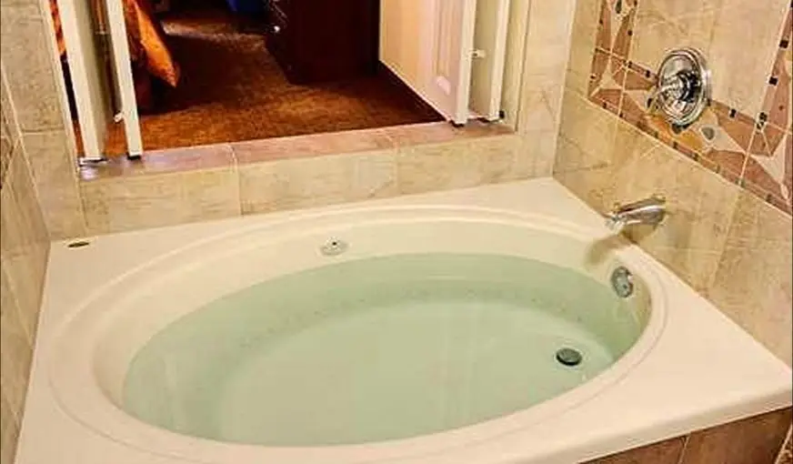 Hotels with jacuzzi in room in East Rutherford