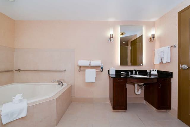 Deep soaking bathtub