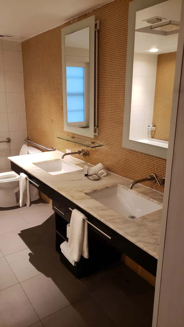 Hotel Breakwater South Beach — guest room