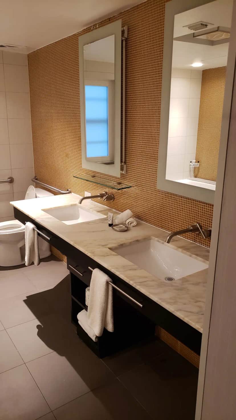 Hotel Breakwater South Beach — bathroom