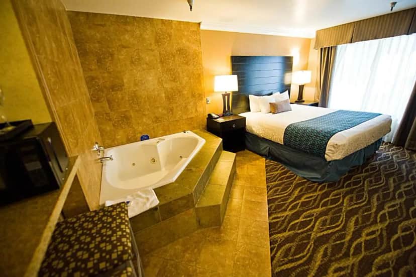 Private in-room jacuzzi in the Executive King Suite with Spa Bath at Hotel d’Lins Ontario Airport