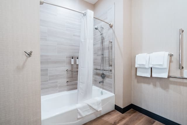 Deep soaking bathtub